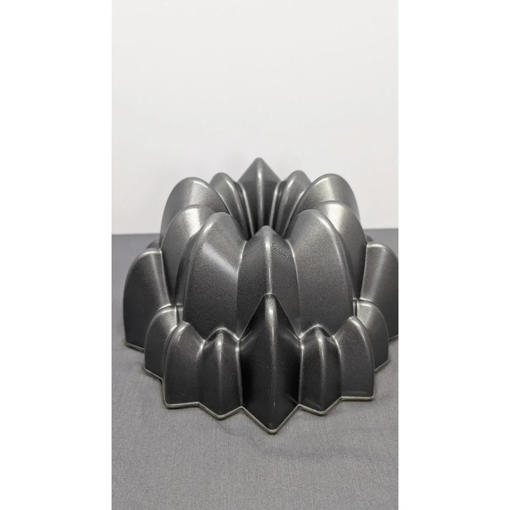 Wilton Dimensions Cascade Bundt Pan 2105-0550 10 Cup Cast Aluminum Bakeware